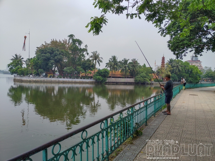 nguoi dan ha noi choi voi tren cac tuyen pho lon dip le 304