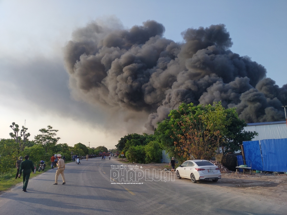 Hải Dương: Cháy lớn tại công ty chứa vải vụn