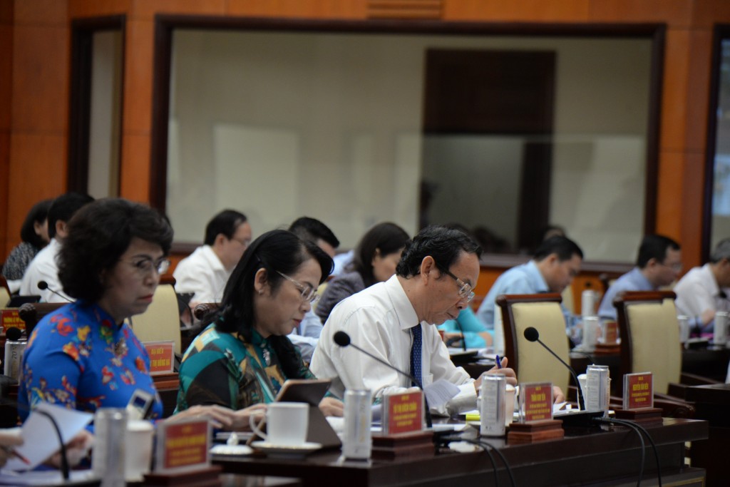 Các đại biểu nghiên cứu tài liệu tại kỳ họp