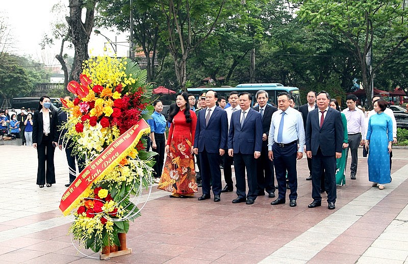 Các đồng chí lãnh đạo thành phố Hà Nội dâng hoa, tưởng nhớ Lãnh tụ Cộng sản V.I.Lênin tại Tượng đài Lênin nhân kỷ niệm 153 năm Ngày sinh V.I.Lênin.