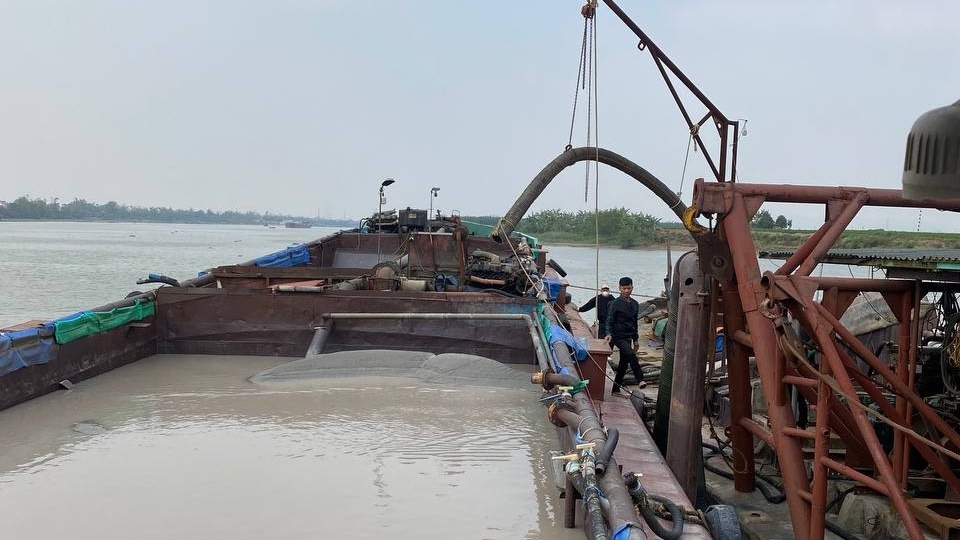 Hải Dương: Khai thác cát trái phép trên sông Kinh Thầy, 6 người bị phạt hơn 2 tỷ đồng