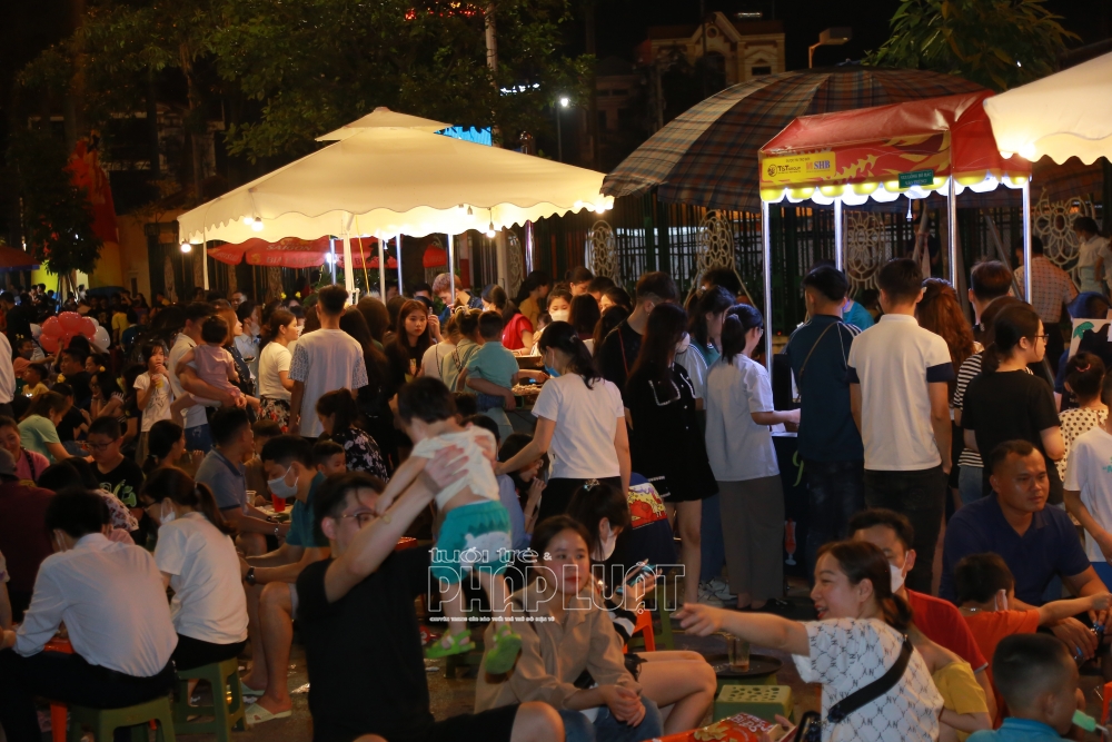 Tưng bừng khai trương phố đi bộ   chợ đêm khu vực đường Bạch Đằng, thành phố Hải Dương