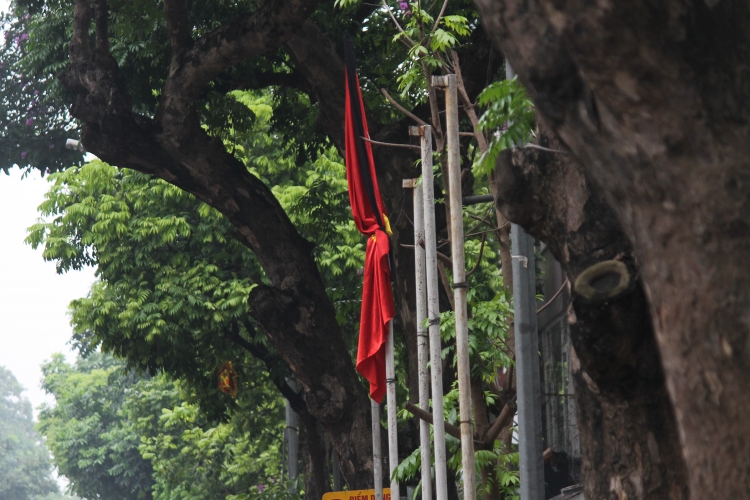 Cơ quan, công sở treo cờ rủ Quốc tang nguyên Chủ tịch nước Lê Đức Anh