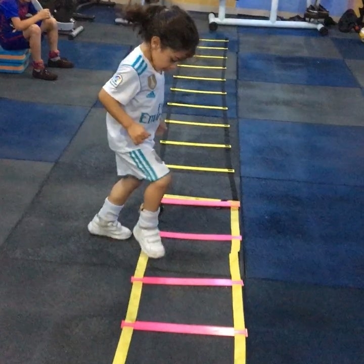 Cùng chiêm ngưỡng kỹ thuật siêu đẳng của cậu bé Arat 6 tuổi