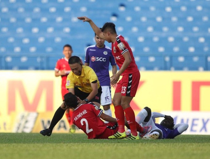 Trọng tài Ngô Duy Lân và Thành Lương cứu cầu thủ khỏi "nuốt lưỡi"