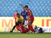 Trọng tài Ngô Duy Lân và Thành Lương cứu cầu thủ khỏi "nuốt lưỡi"