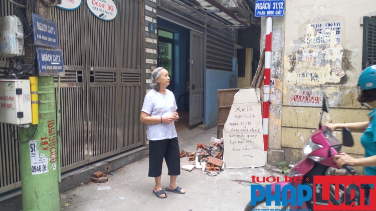 Hà Nội: Ngõ đi chung bỗng dưng xuất hiện barie "chắn" lối