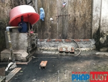 Hàng xóm chặn đường thoát nước thải, cả ngách sống trong hôi thối