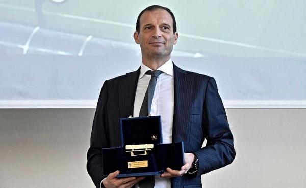 hlv max allegri chia tay juventus vao cuoi mua