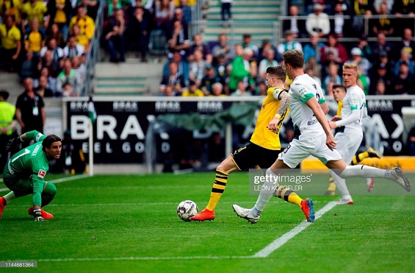 gladbach dortmund chien dau cho hy vong mong manh