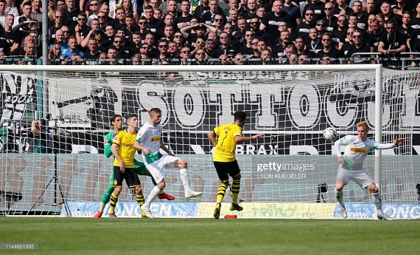 gladbach dortmund chien dau cho hy vong mong manh