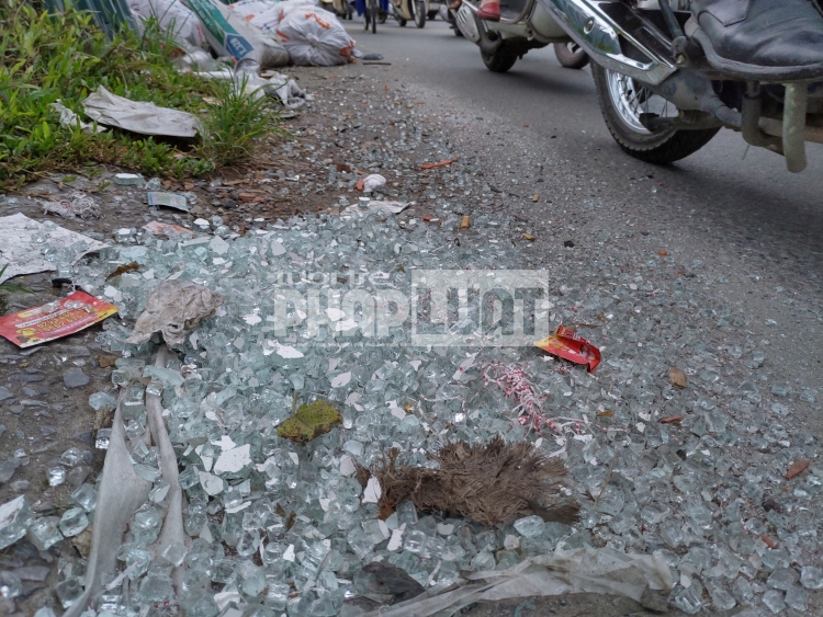Rác thải tràn ra đường Trường Chinh xung quanh dự án vành đai 2
