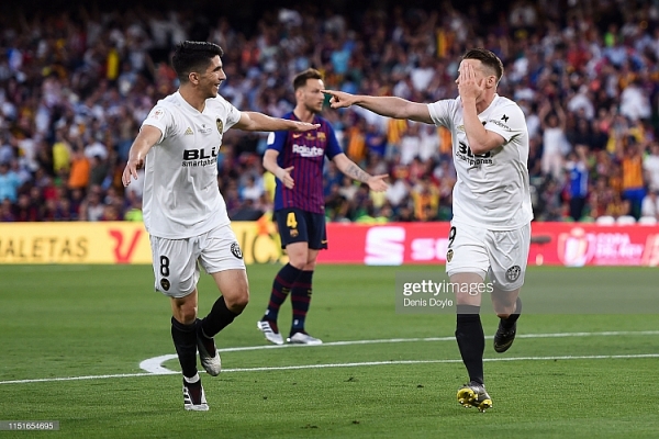 messi no sung nhung barcelona van phai nhin valencia len ngoi cup nha vua