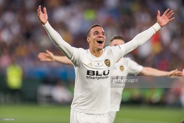 messi no sung nhung barcelona van phai nhin valencia len ngoi cup nha vua