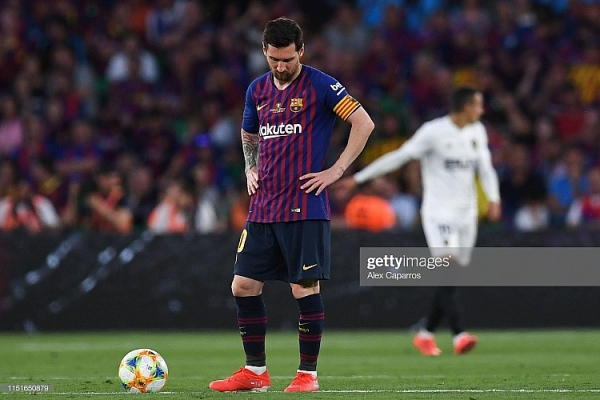 messi no sung nhung barcelona van phai nhin valencia len ngoi cup nha vua