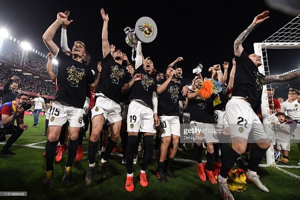 messi no sung nhung barcelona van phai nhin valencia len ngoi cup nha vua