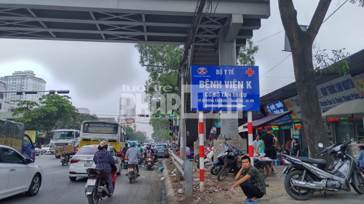 Taxi, xe ôm đua nhau quần thảo trước cổng bệnh viện K gây ùn tắc giao thông