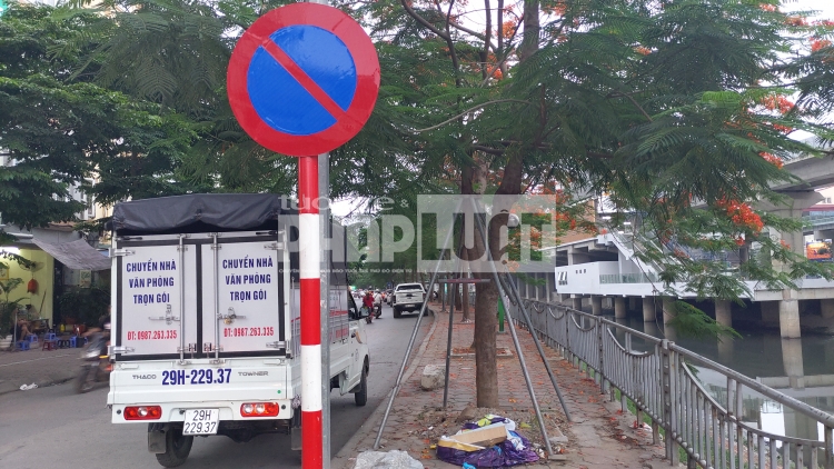 Tùy tiện dừng, đỗ ô tô gây ùn tắc giao thông trên phố Giáp Nhất