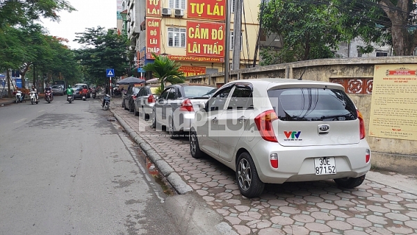 tuy tien dung do o to gay un tac giao thong tren pho giap nhat