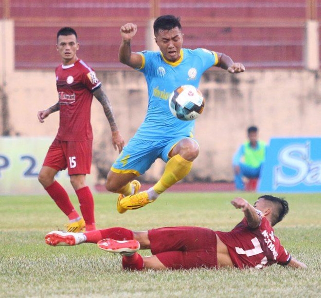 Vòng 11 V-League 2019, cầu thủ bỏ bóng đá người bị cấm thi đấu 2 trận