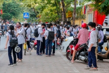 Khó đảm bảo giãn cách trước cổng trường