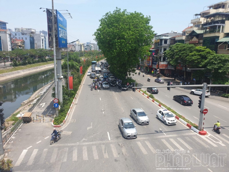 Hà Nội: Chen chân vào bóng mát bé nhỏ tránh nắng nóng đầu hè