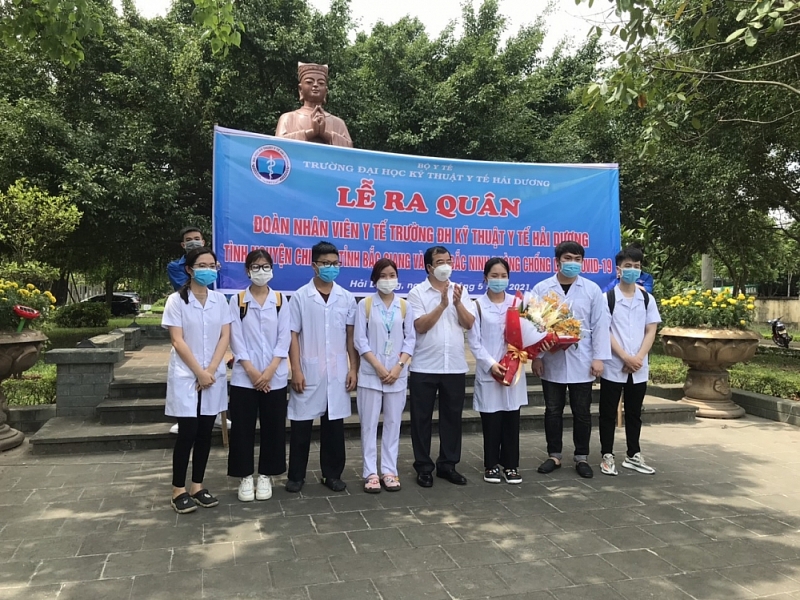 Hơn 200 giảng viên, sinh viên y tế Hải Dương lên đường hỗ trợ Bắc Giang và Bắc Ninh chống dịch