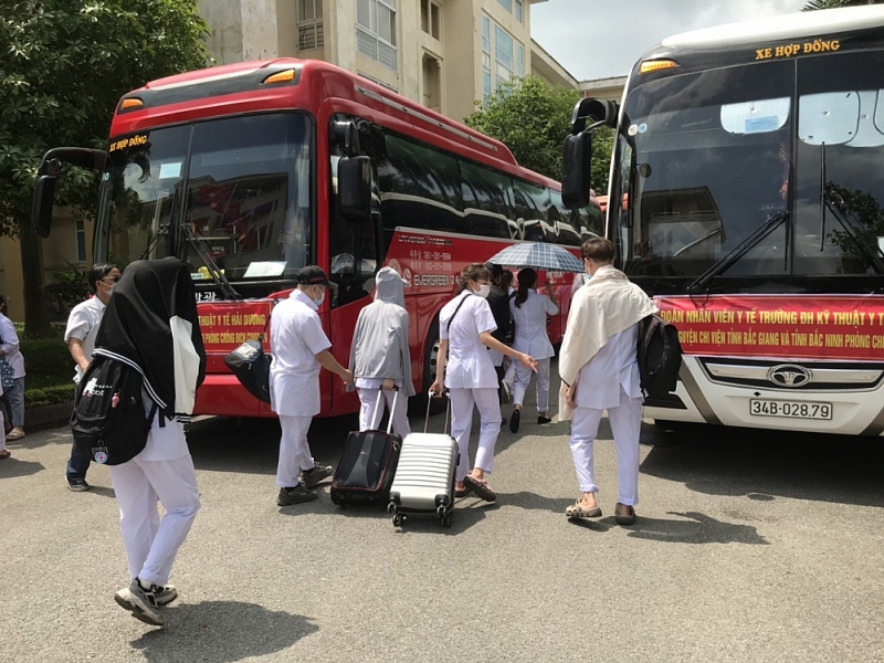 Hơn 200 giảng viên, sinh viên y tế Hải Dương lên đường hỗ trợ Bắc Giang và Bắc Ninh chống dịch
