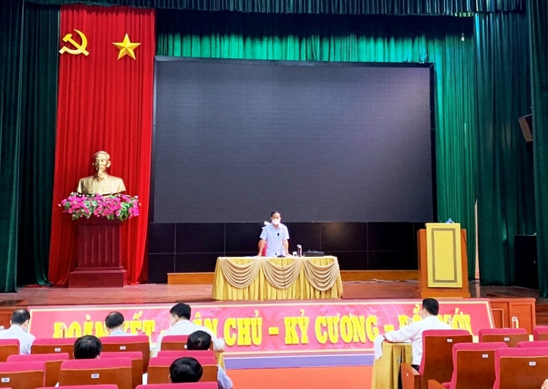 Phó Chủ tịch UBND tỉnh Lưu Văn Bản phát biểu tại buổi làm việc với UBND thành phố Chí Linh