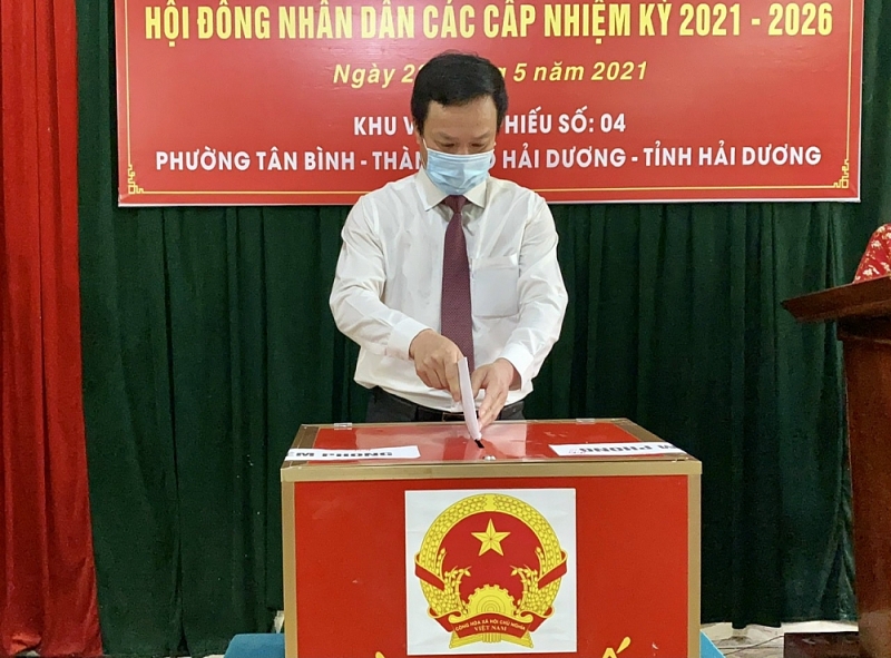 Đồng chí Phó Bí thư Tỉnh ủy Triệu Thế Hùng tiến hành bỏ phiếu