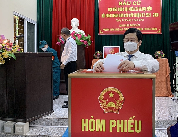 Đúng 7 giờ, đồng chí Chủ tịch UBND tỉnh Nguyễn Dương Thái thực hiện bỏ phiếu bầu