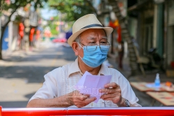 ngay hoi bau cu dang nho cua cu tri hai duong trong khu phong toa