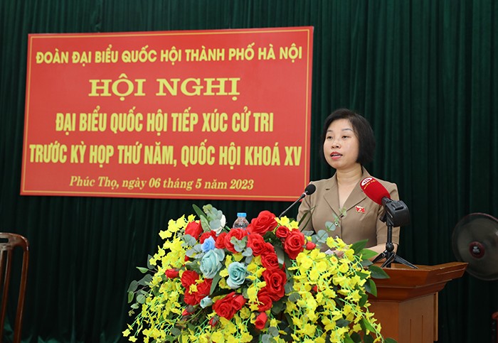 Phó Trưởng đoàn chuyên trách Đoàn đại biểu Quốc hội thành phố Hà Nội Phạm Thị Thanh Mai tiếp thu ý kiến của cử tri.