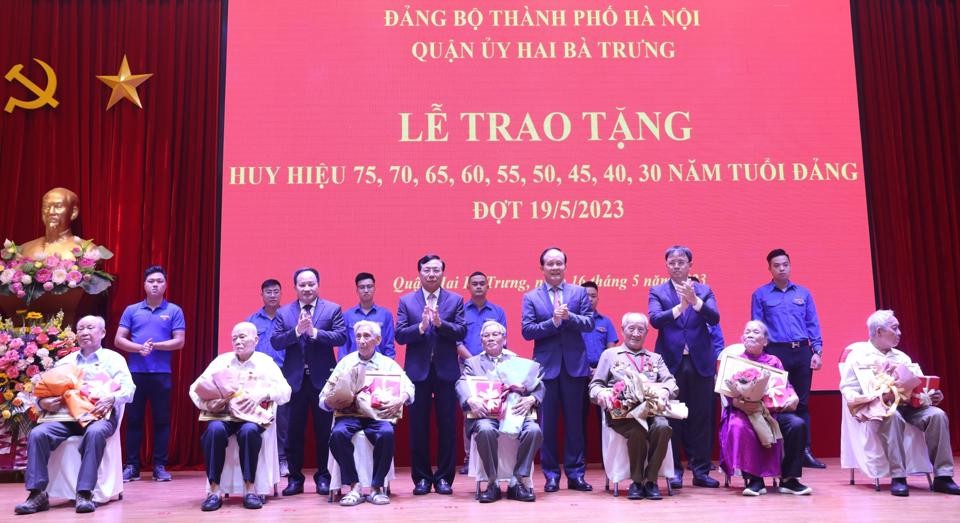 Phó Bí thư Thành ủy Nguyễn Ngọc Tuấn trao tặng Huy hiệu Đảng tại quận Hai Bà Trưng