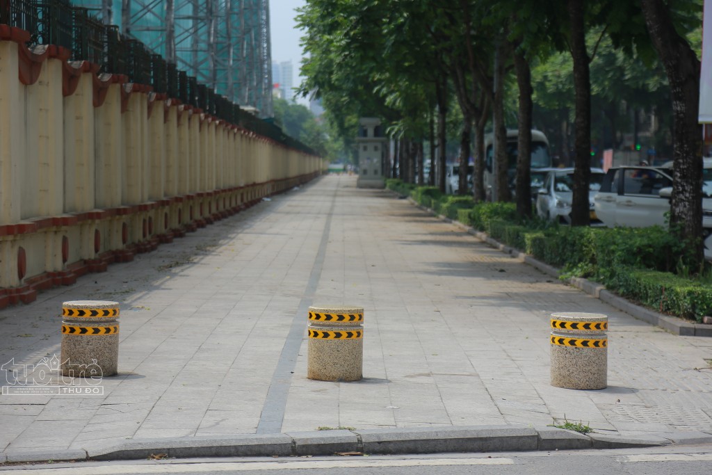 Hà Nội: Lắp đặt trụ đá giành lại không gian vỉa hè cho người đi bộ