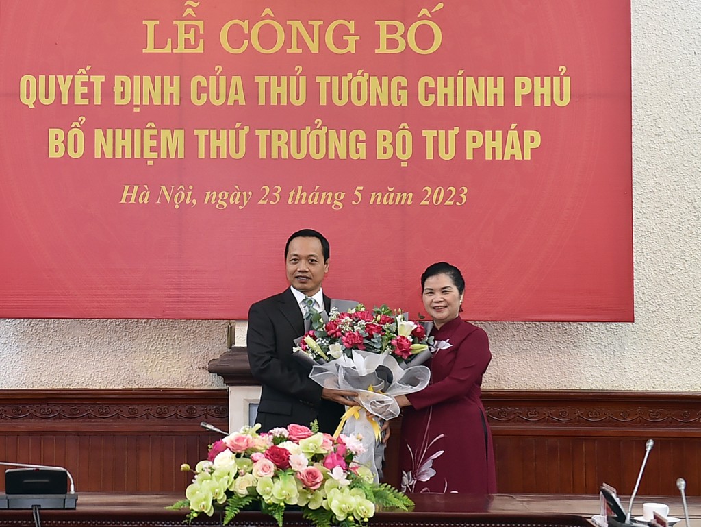 Bí thư Tỉnh ủy Lai Châu Giàng Páo Mỷ tặng hoa chúc mừng đồng chí Trần Tiến Dũng giữ chức Thứ trưởng Bộ Tư pháp - Ảnh: VGP/Hải Minh