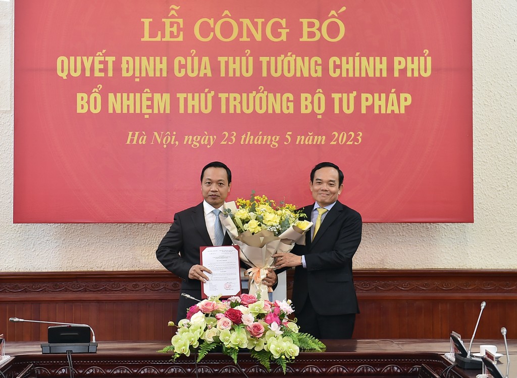 Phó Thủ tướng Trần Lưu Quang trao quyết định của Thủ tướng Chính phủ về việc điều động, bổ nhiệm đồng chí Trần Tiến Dũng giữ chức Thứ trưởng Bộ Tư pháp - Ảnh: VGP/Hải Minh