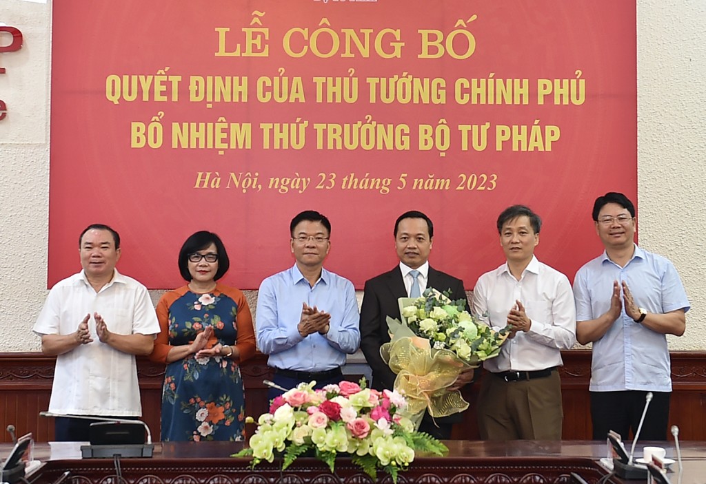 Tập thể lãnh đạo Bộ Tư pháp tặng hoa chúc mừng đồng chí Trần Tiến Dũng giữ chức Thứ trưởng Bộ Tư pháp - Ảnh: VGP/Hải Minh