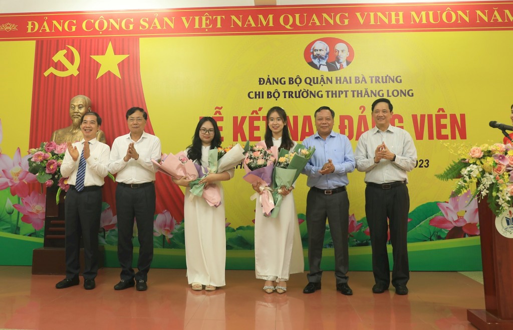 Phó Bí thư Thành ủy Nguyễn Văn Phong và các đồng chí lãnh đạo Sở Giáo dục và Đào tạo, quận Hai Bà Trưng chúc mừng 2 đảng viên