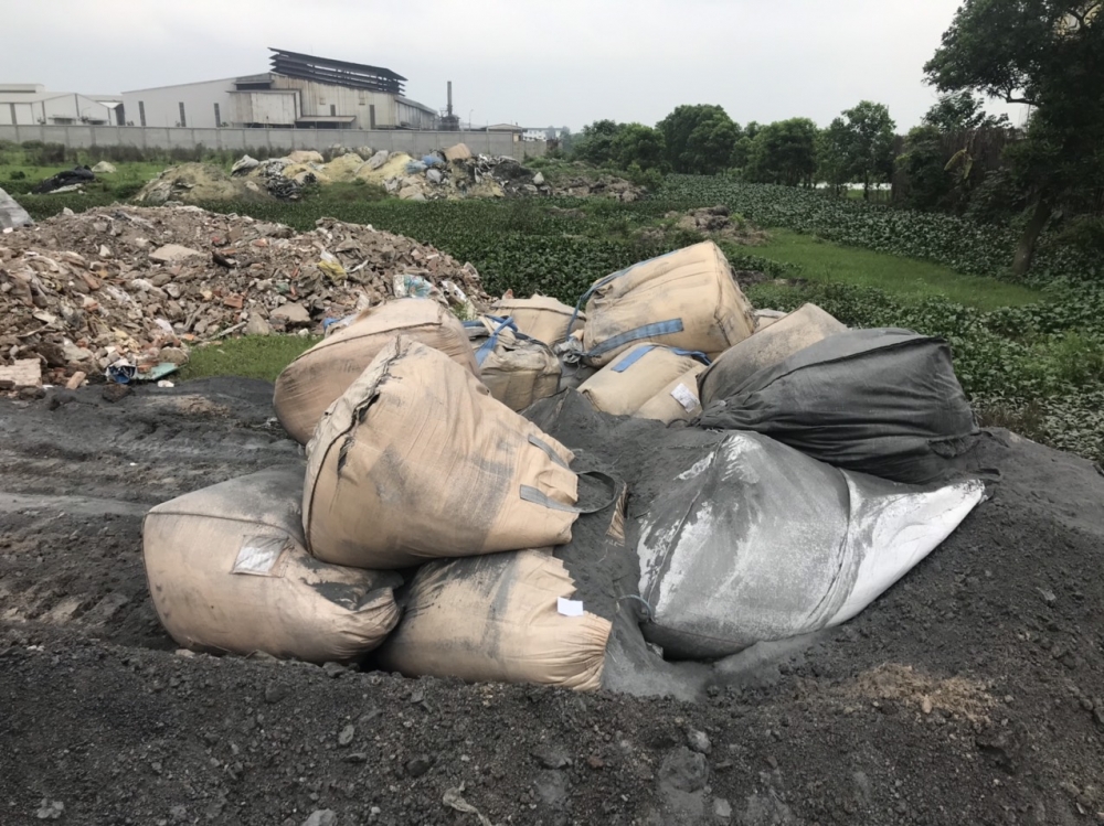Hưng Yên: Bắt đối tượng liên quan vụ đổ trộm 200 tấn chất bột lạ ra môi trường
