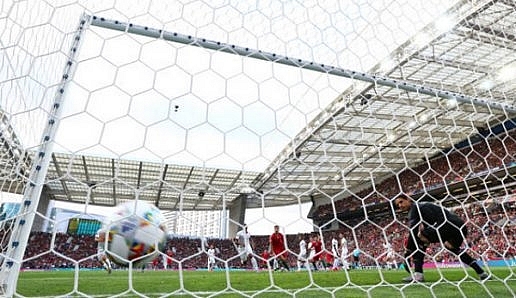 bo dao nha 3 1 thuy sy ronaldo lap hat trick doi nha vao chung ket