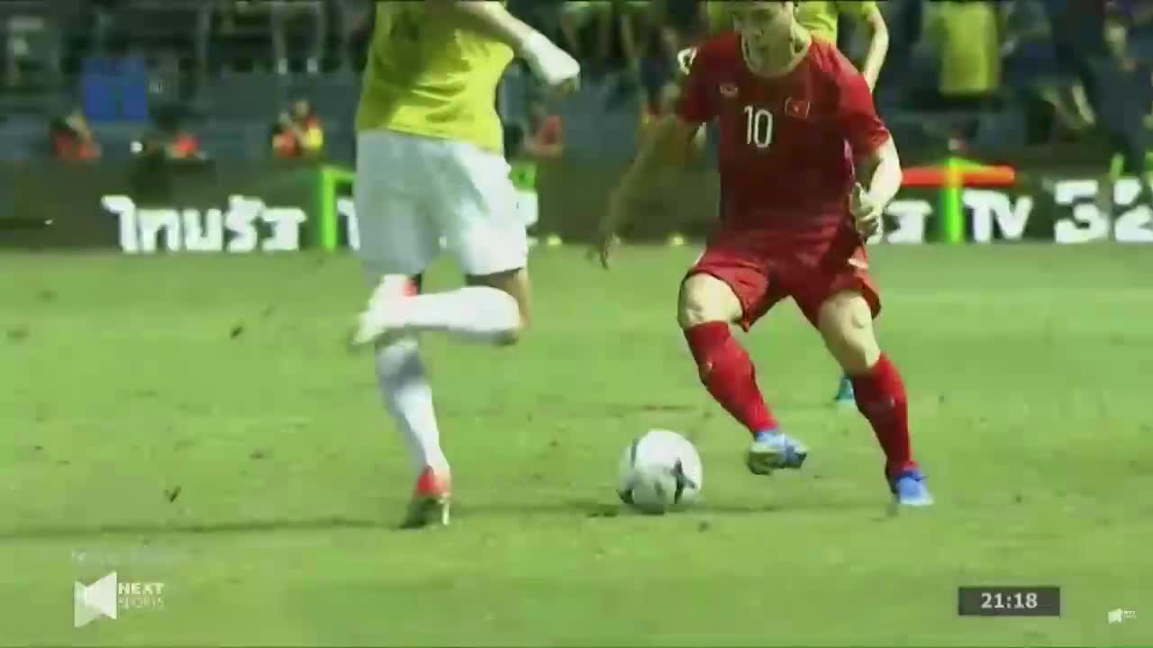 Công Phượng bị cầu thủ Thái Lan phạm lỗi thô bạo