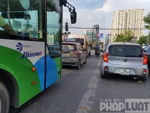 Bủa vây bởi rừng phương tiện, buýt nhanh BRT chậm chẳng khác buýt thường