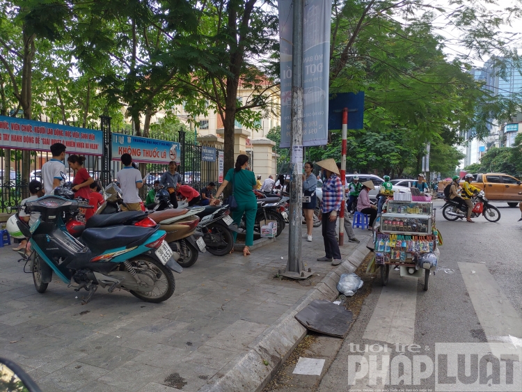 Hàng quán đua nhau lấn chiếm vỉa hè ở phường Trung Tự