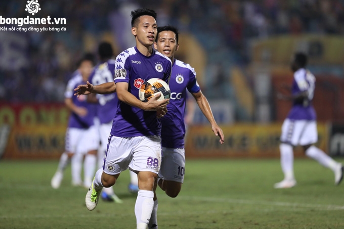 Vòng 13 V-League: Trò cưng thầy Park tỏa sáng, Hà Nội áp sát ngôi đầu bảng