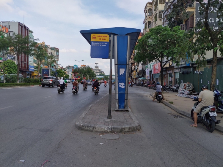 Lạ lùng nhà chờ xe buýt đứng giữa lòng đường ở Xã Đàn