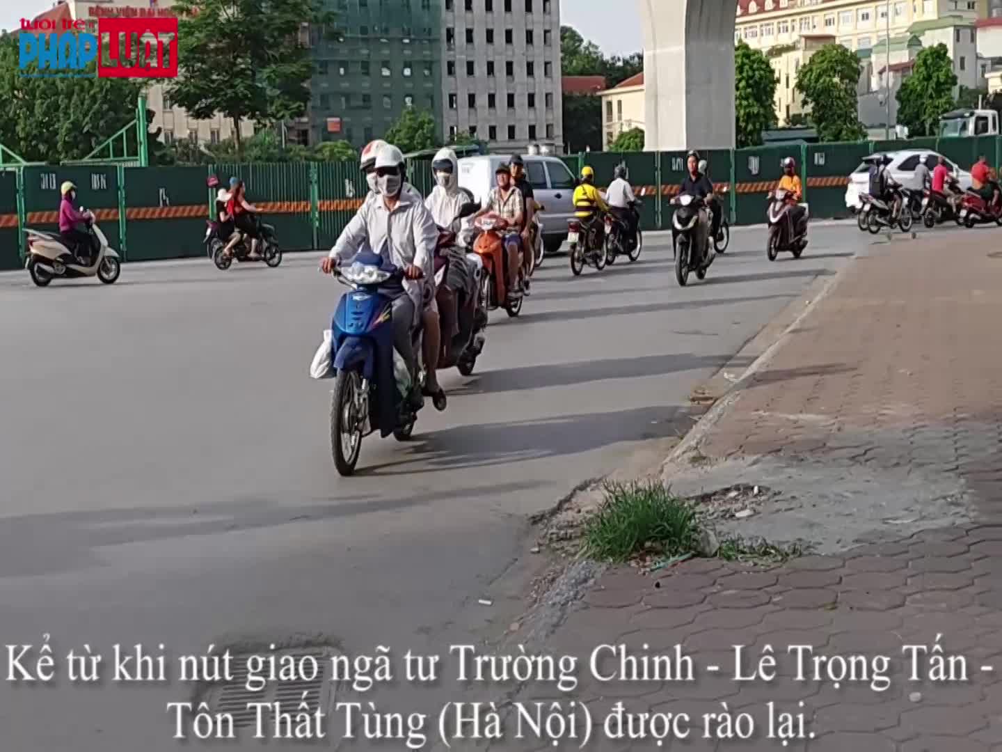 Người dân vô tư đi ngược chiều trên đường Trường Chinh