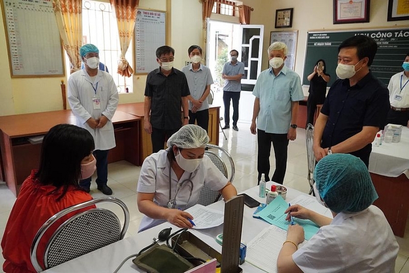 Bí thư Phạm Xuân Thăng kiểm tra tại điểm tiêm trường Tiểu học Trần Quốc Toản, TP Hải Dương