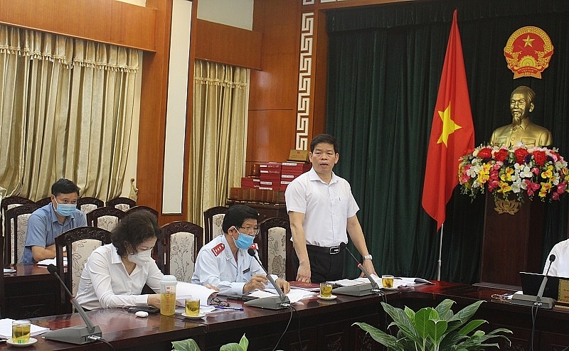 Đồng chí Lương Văn Việt, Giám đốc Sở GD&ĐT, Phó Trưởng BCĐ báo cáo tại cuộc họp