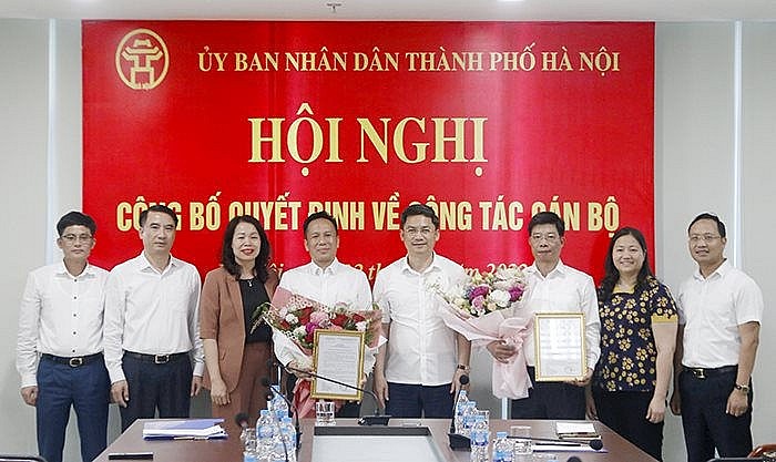 Phó Chủ tịch UBND TP Hà Minh Hải trao quyết định và tặng hoa chúc mừng hai tân Phó Giám đốc Sở Tài chính